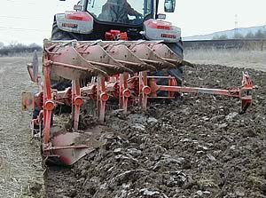 LP bodies, shown on Kuhn’s Vari-Master 151, leave a wide furrow bottom more suitable for wider tractor tyres