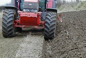 LP bodies, shown on Kuhn’s Vari-Master 151, leave a wide furrow bottom more suitable for wider tractor tyres