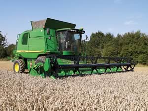 John Deere T670i combine