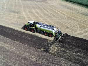 The 388hp XERION 3800 and 24,000 litre Kaweco slurry tanker in action